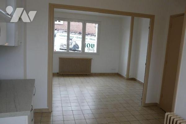  Immeuble divisé en deux logements:
Un logement comprenant au rez-de-chaussée : une entrée, un...