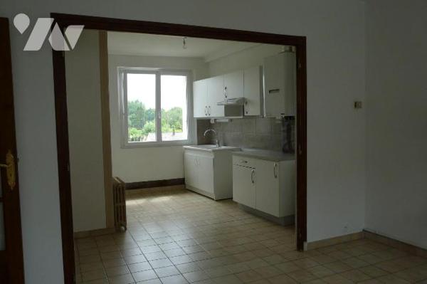  Immeuble divisé en deux logements:
Un logement comprenant au rez-de-chaussée : une entrée, un...