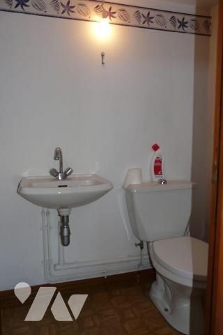  Immeuble divisé en deux logements:
Un logement comprenant au rez-de-chaussée : une entrée, un...