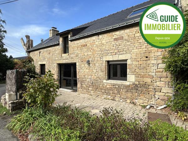 MAISON EN PIERRES DANS UN HAMEAU A GUIDEL
