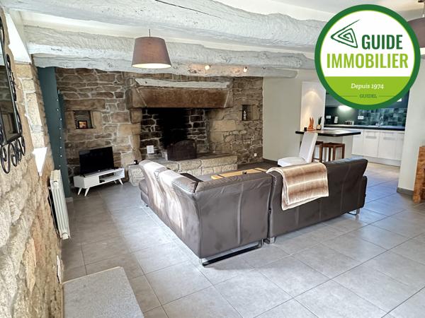 MAISON EN PIERRES DANS UN HAMEAU A GUIDEL