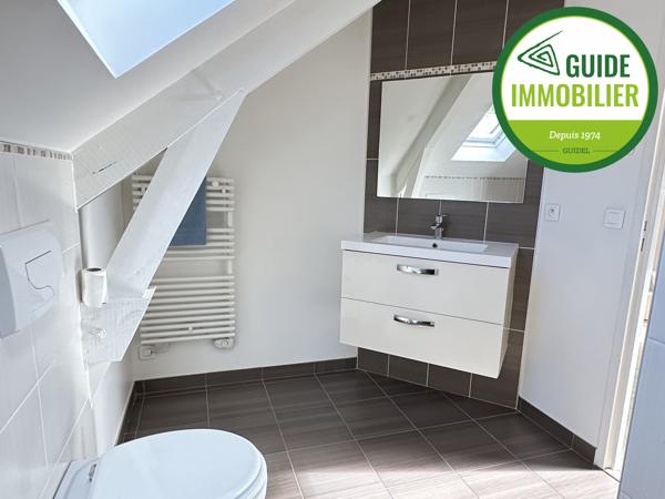 MAISON EN PIERRES DANS UN HAMEAU A GUIDEL
