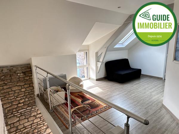 MAISON EN PIERRES DANS UN HAMEAU A GUIDEL