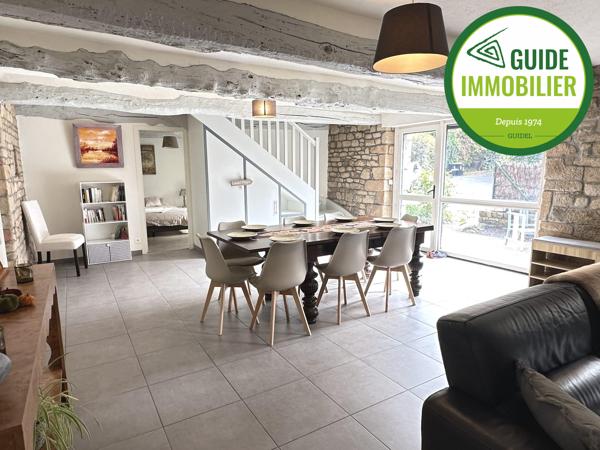 MAISON EN PIERRES DANS UN HAMEAU A GUIDEL