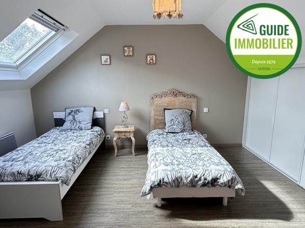 MAISON EN PIERRES DANS UN HAMEAU A GUIDEL