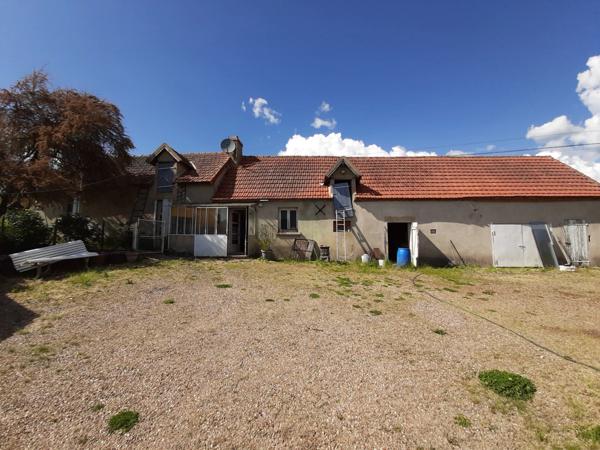 RARE. FERMETTE A RÉNOVER AVEC SES DÉPENDANCES ATTENANTES ET SON TERRAIN CLOS.
