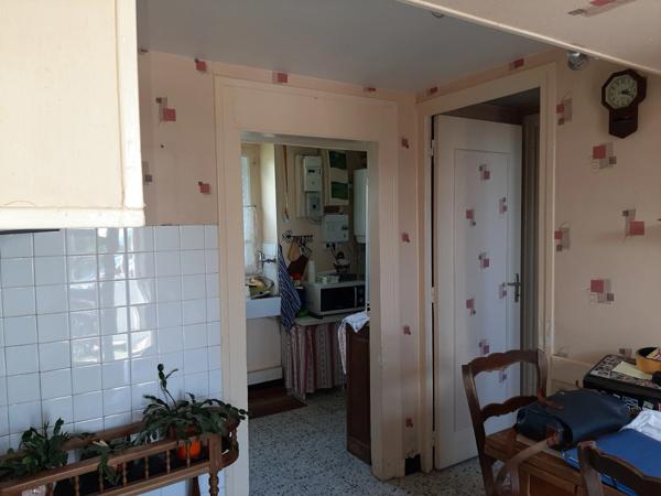 RARE. FERMETTE A RÉNOVER AVEC SES DÉPENDANCES ATTENANTES ET SON TERRAIN CLOS.