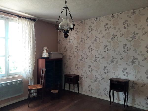 RARE. FERMETTE A RÉNOVER AVEC SES DÉPENDANCES ATTENANTES ET SON TERRAIN CLOS.