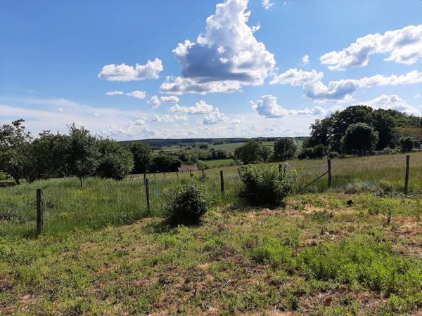 RARE. FERMETTE A RÉNOVER AVEC SES DÉPENDANCES ATTENANTES ET SON TERRAIN CLOS.