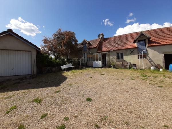 RARE. FERMETTE A RÉNOVER AVEC SES DÉPENDANCES ATTENANTES ET SON TERRAIN CLOS.