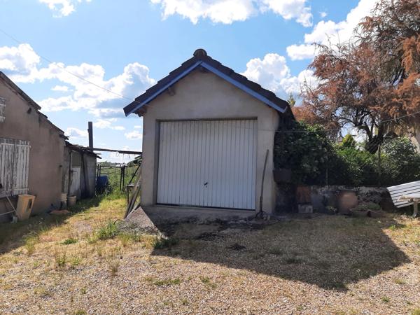 RARE. FERMETTE A RÉNOVER AVEC SES DÉPENDANCES ATTENANTES ET SON TERRAIN CLOS.