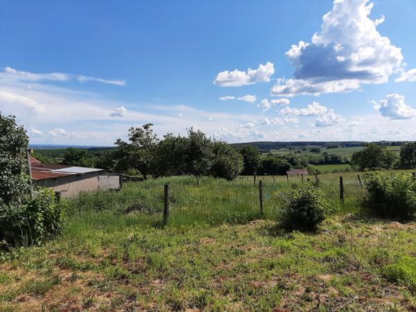 RARE. FERMETTE A RÉNOVER AVEC SES DÉPENDANCES ATTENANTES ET SON TERRAIN CLOS.
