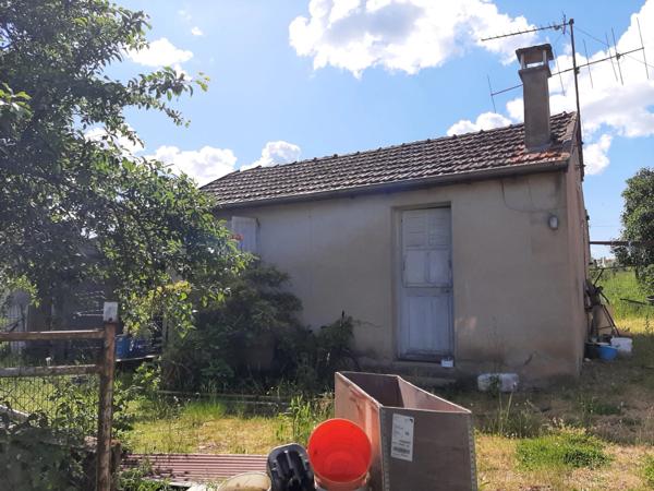 RARE. FERMETTE A RÉNOVER AVEC SES DÉPENDANCES ATTENANTES ET SON TERRAIN CLOS.