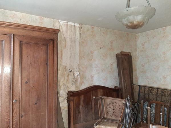 RARE. FERMETTE A RÉNOVER AVEC SES DÉPENDANCES ATTENANTES ET SON TERRAIN CLOS.