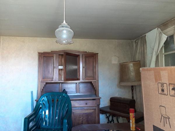 RARE. FERMETTE A RÉNOVER AVEC SES DÉPENDANCES ATTENANTES ET SON TERRAIN CLOS.