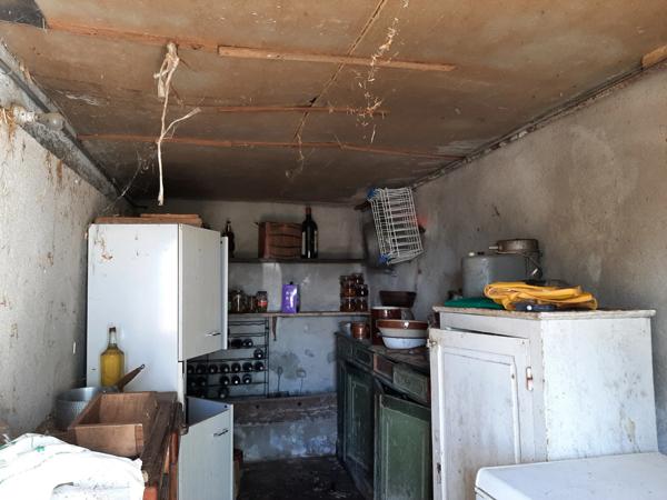 RARE. FERMETTE A RÉNOVER AVEC SES DÉPENDANCES ATTENANTES ET SON TERRAIN CLOS.