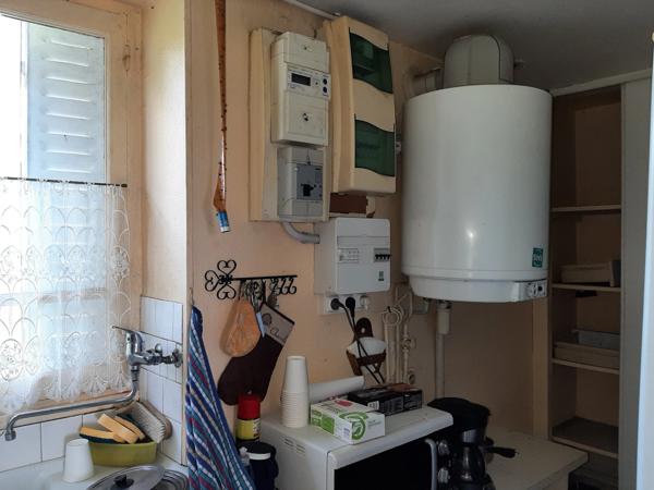 RARE. FERMETTE A RÉNOVER AVEC SES DÉPENDANCES ATTENANTES ET SON TERRAIN CLOS.