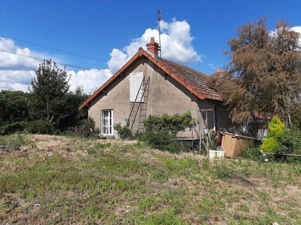 RARE. FERMETTE A RÉNOVER AVEC SES DÉPENDANCES ATTENANTES ET SON TERRAIN CLOS.