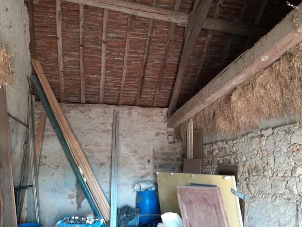 RARE. FERMETTE A RÉNOVER AVEC SES DÉPENDANCES ATTENANTES ET SON TERRAIN CLOS.