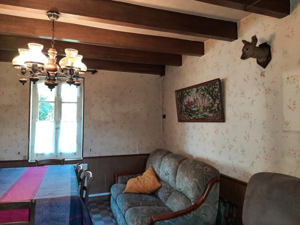 RARE. FERMETTE A RÉNOVER AVEC SES DÉPENDANCES ATTENANTES ET SON TERRAIN CLOS.