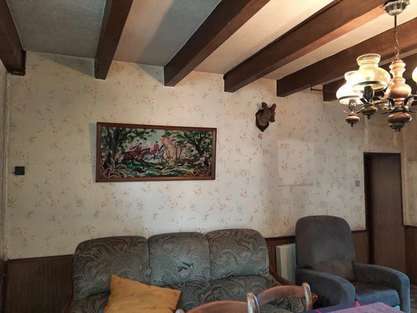 RARE. FERMETTE A RÉNOVER AVEC SES DÉPENDANCES ATTENANTES ET SON TERRAIN CLOS.