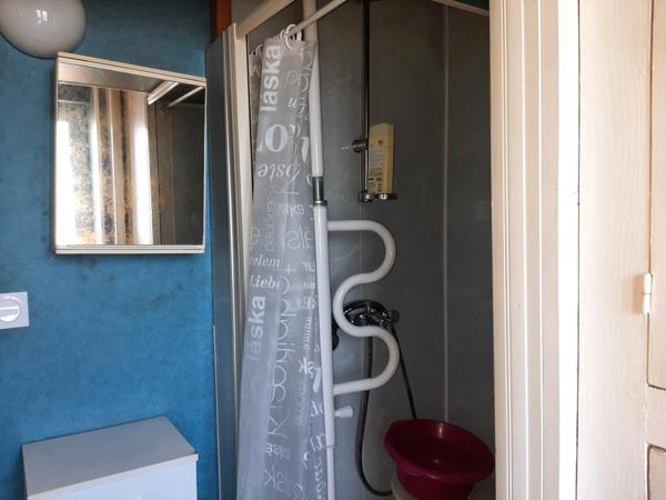 RARE. FERMETTE A RÉNOVER AVEC SES DÉPENDANCES ATTENANTES ET SON TERRAIN CLOS.