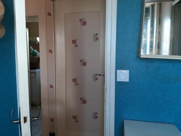 RARE. FERMETTE A RÉNOVER AVEC SES DÉPENDANCES ATTENANTES ET SON TERRAIN CLOS.