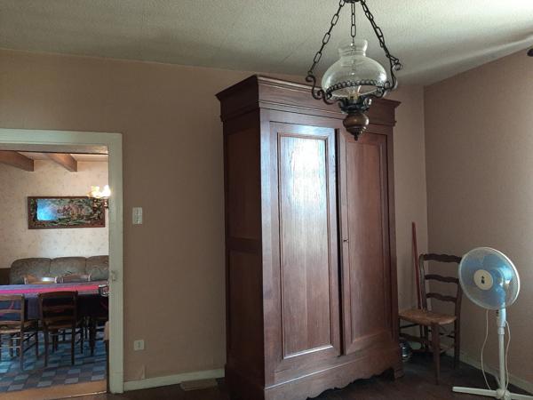 RARE. FERMETTE A RÉNOVER AVEC SES DÉPENDANCES ATTENANTES ET SON TERRAIN CLOS.