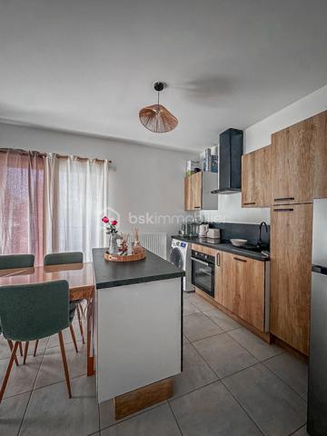 En plein cœur de Cruseilles, découvrez cet agréable appartement T2 d'environ 41 m², situé en rez-de-chaussée d'une résidence récente construite en 2023.

Vous profiterez d'un emplacement privilégié, à quelques pas de tous les commerces, services et commodités.

L'appartement se compose de :

Une belle pièce de vie d'environ 23,5 m² avec cuisine ouverte entièrement équipée.
Une chambre d'environ 11,6 m².
Une salle d'eau.
Un WC indépendant.

Côté extérieur, une agréable terrasse/loggia d'environ 5 m², exposée Ouest, vous permettra de profiter des beaux jours.

Appartement récent, fonctionnel et offrant de belles prestations, idéal pour une résidence principale comme pour un investissement.

Garage disponible en supplément, selon vos besoins.

À découvrir sans tarder !