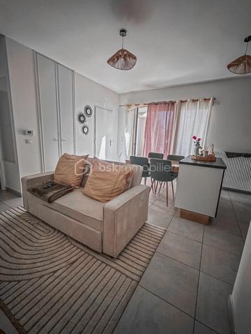 En plein cœur de Cruseilles, découvrez cet agréable appartement T2 d'environ 41 m², situé en rez-de-chaussée d'une résidence récente construite en 2023.

Vous profiterez d'un emplacement privilégié, à quelques pas de tous les commerces, services et commodités.

L'appartement se compose de :

Une belle pièce de vie d'environ 23,5 m² avec cuisine ouverte entièrement équipée.
Une chambre d'environ 11,6 m².
Une salle d'eau.
Un WC indépendant.

Côté extérieur, une agréable terrasse/loggia d'environ 5 m², exposée Ouest, vous permettra de profiter des beaux jours.

Appartement récent, fonctionnel et offrant de belles prestations, idéal pour une résidence principale comme pour un investissement.

Garage disponible en supplément, selon vos besoins.

À découvrir sans tarder !