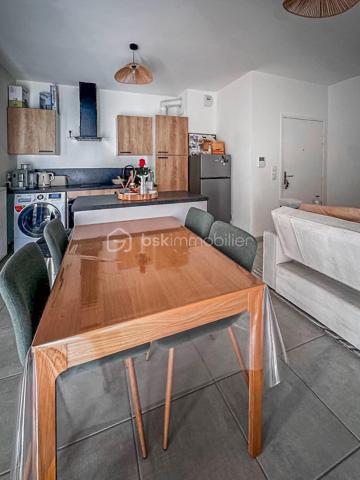En plein cœur de Cruseilles, découvrez cet agréable appartement T2 d'environ 41 m², situé en rez-de-chaussée d'une résidence récente construite en 2023.

Vous profiterez d'un emplacement privilégié, à quelques pas de tous les commerces, services et commodités.

L'appartement se compose de :

Une belle pièce de vie d'environ 23,5 m² avec cuisine ouverte entièrement équipée.
Une chambre d'environ 11,6 m².
Une salle d'eau.
Un WC indépendant.

Côté extérieur, une agréable terrasse/loggia d'environ 5 m², exposée Ouest, vous permettra de profiter des beaux jours.

Appartement récent, fonctionnel et offrant de belles prestations, idéal pour une résidence principale comme pour un investissement.

Garage disponible en supplément, selon vos besoins.

À découvrir sans tarder !