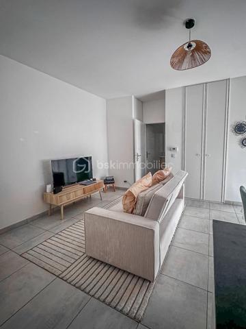 En plein cœur de Cruseilles, découvrez cet agréable appartement T2 d'environ 41 m², situé en rez-de-chaussée d'une résidence récente construite en 2023.

Vous profiterez d'un emplacement privilégié, à quelques pas de tous les commerces, services et commodités.

L'appartement se compose de :

Une belle pièce de vie d'environ 23,5 m² avec cuisine ouverte entièrement équipée.
Une chambre d'environ 11,6 m².
Une salle d'eau.
Un WC indépendant.

Côté extérieur, une agréable terrasse/loggia d'environ 5 m², exposée Ouest, vous permettra de profiter des beaux jours.

Appartement récent, fonctionnel et offrant de belles prestations, idéal pour une résidence principale comme pour un investissement.

Garage disponible en supplément, selon vos besoins.

À découvrir sans tarder !