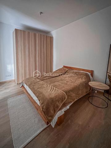 En plein cœur de Cruseilles, découvrez cet agréable appartement T2 d'environ 41 m², situé en rez-de-chaussée d'une résidence récente construite en 2023.

Vous profiterez d'un emplacement privilégié, à quelques pas de tous les commerces, services et commodités.

L'appartement se compose de :

Une belle pièce de vie d'environ 23,5 m² avec cuisine ouverte entièrement équipée.
Une chambre d'environ 11,6 m².
Une salle d'eau.
Un WC indépendant.

Côté extérieur, une agréable terrasse/loggia d'environ 5 m², exposée Ouest, vous permettra de profiter des beaux jours.

Appartement récent, fonctionnel et offrant de belles prestations, idéal pour une résidence principale comme pour un investissement.

Garage disponible en supplément, selon vos besoins.

À découvrir sans tarder !