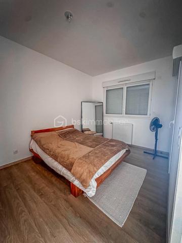 En plein cœur de Cruseilles, découvrez cet agréable appartement T2 d'environ 41 m², situé en rez-de-chaussée d'une résidence récente construite en 2023.

Vous profiterez d'un emplacement privilégié, à quelques pas de tous les commerces, services et commodités.

L'appartement se compose de :

Une belle pièce de vie d'environ 23,5 m² avec cuisine ouverte entièrement équipée.
Une chambre d'environ 11,6 m².
Une salle d'eau.
Un WC indépendant.

Côté extérieur, une agréable terrasse/loggia d'environ 5 m², exposée Ouest, vous permettra de profiter des beaux jours.

Appartement récent, fonctionnel et offrant de belles prestations, idéal pour une résidence principale comme pour un investissement.

Garage disponible en supplément, selon vos besoins.

À découvrir sans tarder !
