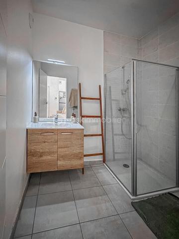 En plein cœur de Cruseilles, découvrez cet agréable appartement T2 d'environ 41 m², situé en rez-de-chaussée d'une résidence récente construite en 2023.

Vous profiterez d'un emplacement privilégié, à quelques pas de tous les commerces, services et commodités.

L'appartement se compose de :

Une belle pièce de vie d'environ 23,5 m² avec cuisine ouverte entièrement équipée.
Une chambre d'environ 11,6 m².
Une salle d'eau.
Un WC indépendant.

Côté extérieur, une agréable terrasse/loggia d'environ 5 m², exposée Ouest, vous permettra de profiter des beaux jours.

Appartement récent, fonctionnel et offrant de belles prestations, idéal pour une résidence principale comme pour un investissement.

Garage disponible en supplément, selon vos besoins.

À découvrir sans tarder !