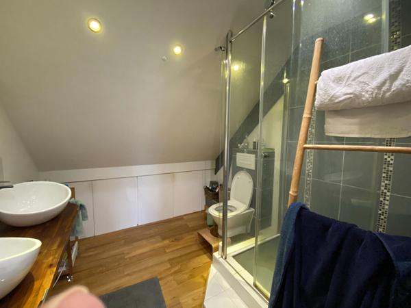 A vendre à Vannes APPARTEMENT DERNIER ETAGE - 2 CHAMBRES + BUREAU et PLACE DE PARKING