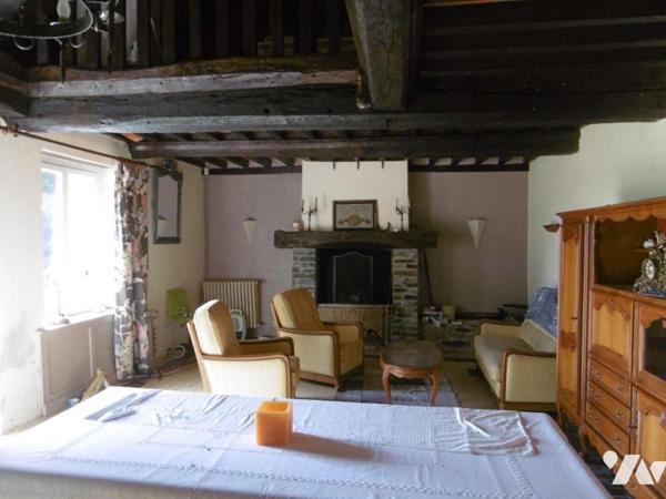 UNE JOLIE MAISON EN PIERRES ET COLOMBAGES, à rénover avec 1ha50a de TERRAIN