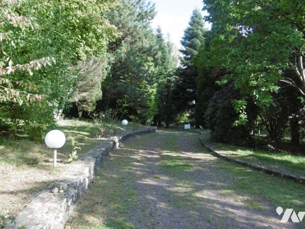 UNE JOLIE MAISON EN PIERRES ET COLOMBAGES, à rénover avec 1ha50a de TERRAIN