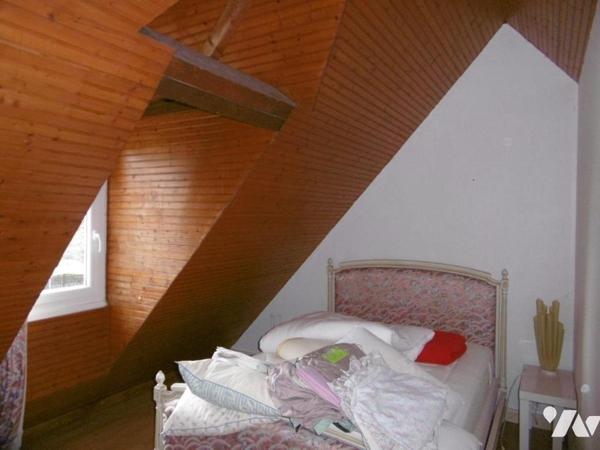 UNE JOLIE MAISON EN PIERRES ET COLOMBAGES, à rénover avec 1ha50a de TERRAIN