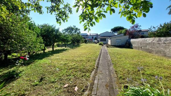 Bâtisse en pierre de 220 m² avec jardin - CLISSON