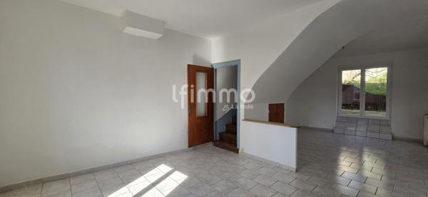 Maison lumineuse avec extérieur