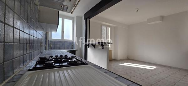 Maison lumineuse avec extérieur