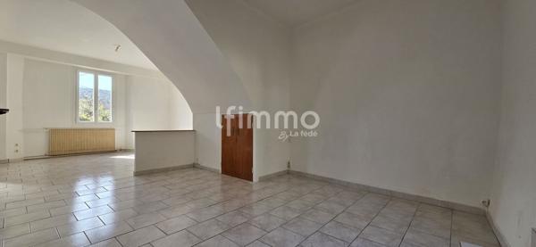 Maison lumineuse avec extérieur