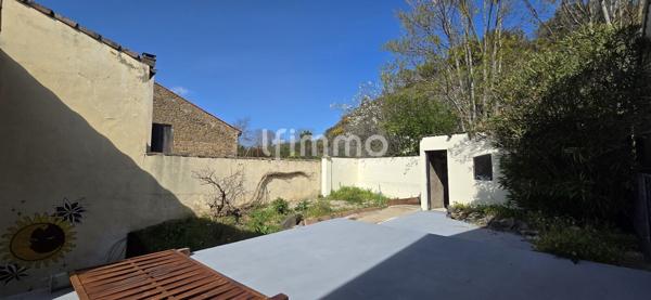 Maison lumineuse avec extérieur