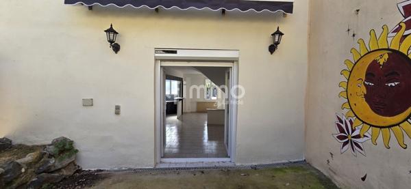 Maison lumineuse avec extérieur