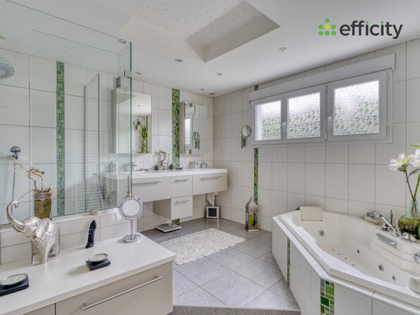 Maison
         9 pièces
        - 205 m² Exclusivité 439 000 € *
