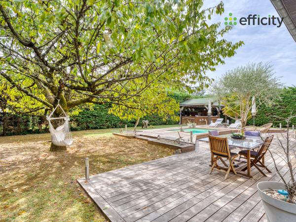 Maison
         9 pièces
        - 205 m² Exclusivité 439 000 € *