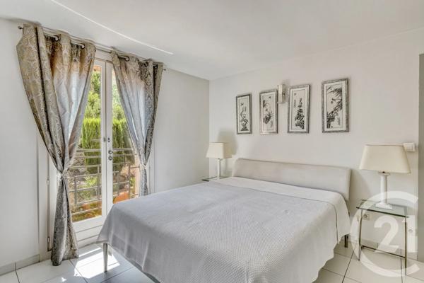 Maison à vendre  6 pièces - 204 m 2   HYERES  - 83