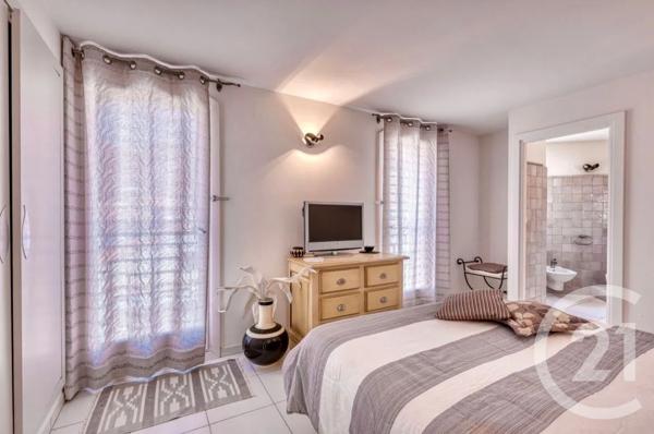 Maison à vendre  6 pièces - 204 m 2   HYERES  - 83