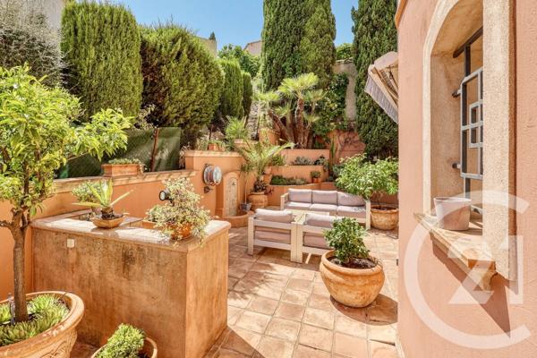Maison à vendre  6 pièces - 204 m 2   HYERES  - 83